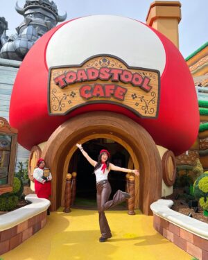 Anna Brisbin Instagram - Had the best day at Super Nintendo World in @unistudios!! 🍄🥰🤍 Dressed in my Chef Toad-inspired fit, obviously we feasted at Toadstool Cafe, demolished the mini-games, earned tons of coins discovering secrets around the park, and for once I WON Mario Kart in the Mario Kart: Bowser’s Challenge ride!! 🏆🏁 Thank you @unistudios for the tickets!! Can’t wait to come back and earn more stamps and coins for #TeamToad!! 🍄 #SuperNintendoWorld  #AtUniversal #invited