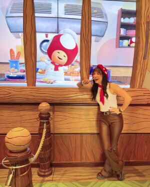 Anna Brisbin Instagram - Had the best day at Super Nintendo World in @unistudios!! 🍄🥰🤍 Dressed in my Chef Toad-inspired fit, obviously we feasted at Toadstool Cafe, demolished the mini-games, earned tons of coins discovering secrets around the park, and for once I WON Mario Kart in the Mario Kart: Bowser’s Challenge ride!! 🏆🏁 Thank you @unistudios for the tickets!! Can’t wait to come back and earn more stamps and coins for #TeamToad!! 🍄 #SuperNintendoWorld  #AtUniversal #invited