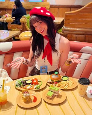 Anna Brisbin Instagram - Had the best day at Super Nintendo World in @unistudios!! 🍄🥰🤍 Dressed in my Chef Toad-inspired fit, obviously we feasted at Toadstool Cafe, demolished the mini-games, earned tons of coins discovering secrets around the park, and for once I WON Mario Kart in the Mario Kart: Bowser’s Challenge ride!! 🏆🏁 Thank you @unistudios for the tickets!! Can’t wait to come back and earn more stamps and coins for #TeamToad!! 🍄 #SuperNintendoWorld  #AtUniversal #invited