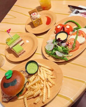 Anna Brisbin Instagram - Had the best day at Super Nintendo World in @unistudios!! 🍄🥰🤍 Dressed in my Chef Toad-inspired fit, obviously we feasted at Toadstool Cafe, demolished the mini-games, earned tons of coins discovering secrets around the park, and for once I WON Mario Kart in the Mario Kart: Bowser’s Challenge ride!! 🏆🏁 Thank you @unistudios for the tickets!! Can’t wait to come back and earn more stamps and coins for #TeamToad!! 🍄 #SuperNintendoWorld  #AtUniversal #invited