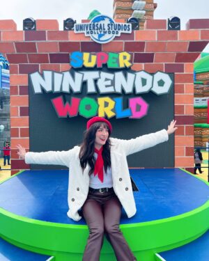 Anna Brisbin Instagram - Had the best day at Super Nintendo World in @unistudios!! 🍄🥰🤍 Dressed in my Chef Toad-inspired fit, obviously we feasted at Toadstool Cafe, demolished the mini-games, earned tons of coins discovering secrets around the park, and for once I WON Mario Kart in the Mario Kart: Bowser’s Challenge ride!! 🏆🏁 Thank you @unistudios for the tickets!! Can’t wait to come back and earn more stamps and coins for #TeamToad!! 🍄 #SuperNintendoWorld  #AtUniversal #invited