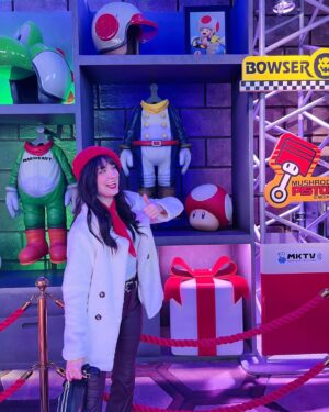 Anna Brisbin Instagram - Had the best day at Super Nintendo World in @unistudios!! 🍄🥰🤍 Dressed in my Chef Toad-inspired fit, obviously we feasted at Toadstool Cafe, demolished the mini-games, earned tons of coins discovering secrets around the park, and for once I WON Mario Kart in the Mario Kart: Bowser’s Challenge ride!! 🏆🏁 Thank you @unistudios for the tickets!! Can’t wait to come back and earn more stamps and coins for #TeamToad!! 🍄 #SuperNintendoWorld  #AtUniversal #invited