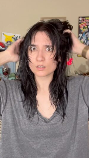 Anna Brisbin Instagram - I tried to give myself a wolf cut… Thanks, @bradmondonyc! 😂
🖤
#haircut #wolfcut #hairtransformation #bangs #loop #shag