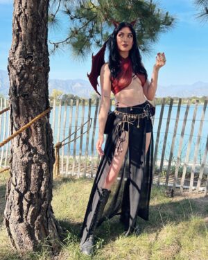 Anna Brisbin Instagram - Big recommend going to ren faire with just a bevy of beautiful babes. 😌👌✨ #dragon 🐲❤️‍🔥

#renfaire #renaissancepleasurefaire #dragoncosplay #reddragon