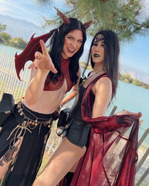 Anna Brisbin Instagram - Big recommend going to ren faire with just a bevy of beautiful babes. 😌👌✨ #dragon 🐲❤️‍🔥

#renfaire #renaissancepleasurefaire #dragoncosplay #reddragon