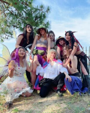 Anna Brisbin Instagram - Big recommend going to ren faire with just a bevy of beautiful babes. 😌👌✨ #dragon 🐲❤️‍🔥

#renfaire #renaissancepleasurefaire #dragoncosplay #reddragon
