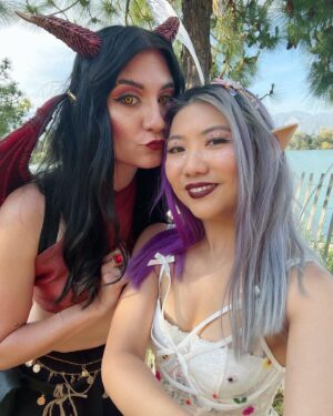 Anna Brisbin Instagram - Big recommend going to ren faire with just a bevy of beautiful babes. 😌👌✨ #dragon 🐲❤️‍🔥

#renfaire #renaissancepleasurefaire #dragoncosplay #reddragon
