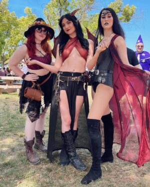 Anna Brisbin Instagram - Big recommend going to ren faire with just a bevy of beautiful babes. 😌👌✨ #dragon 🐲❤️‍🔥

#renfaire #renaissancepleasurefaire #dragoncosplay #reddragon