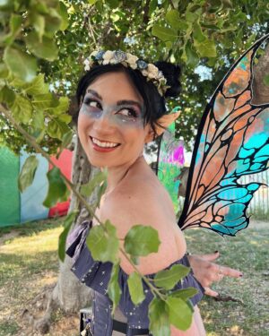 Anna Brisbin Instagram - Step 1) Go to Ren Faire
Step 2) Find a tree
Step 3) Have fun
🧚‍♀️🌳✨

#renfaire #renfest #renaissancepleasurefaire #fairy #faerie