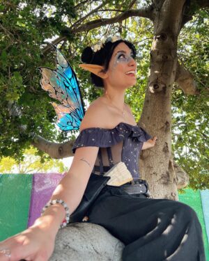 Anna Brisbin Instagram - Step 1) Go to Ren Faire
Step 2) Find a tree
Step 3) Have fun
🧚‍♀️🌳✨

#renfaire #renfest #renaissancepleasurefaire #fairy #faerie