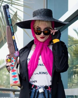 Anna Brisbin Instagram - I’ve come to report a terrible crime… 💖

Photo by @jameschatstv 
Tattoos by @infamousbylaura 
Top and shorts by @hottopic 

#harleyquinn #birdsofprey #wondercon #cosplay