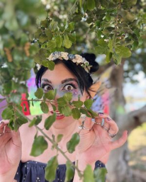 Anna Brisbin Instagram - Step 1) Go to Ren Faire
Step 2) Find a tree
Step 3) Have fun
🧚‍♀️🌳✨

#renfaire #renfest #renaissancepleasurefaire #fairy #faerie