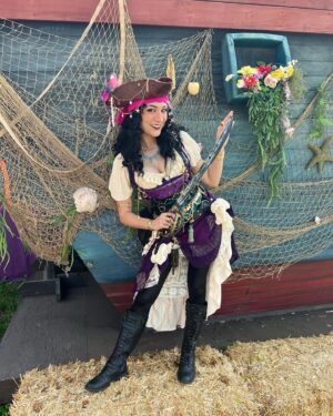 Anna Brisbin Instagram - FAIRE IS BACK!!! 💖
🏴‍☠️
@renaissancepleasurefaire