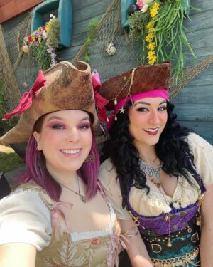 Anna Brisbin Instagram - FAIRE IS BACK!!! 💖
🏴‍☠️
@renaissancepleasurefaire