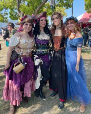 Anna Brisbin Instagram - FAIRE IS BACK!!! 💖
🏴‍☠️
@renaissancepleasurefaire