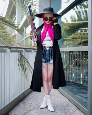 Anna Brisbin Instagram - I’ve come to report a terrible crime… 💖

Photo by @jameschatstv 
Tattoos by @infamousbylaura 
Top and shorts by @hottopic 

#harleyquinn #birdsofprey #wondercon #cosplay