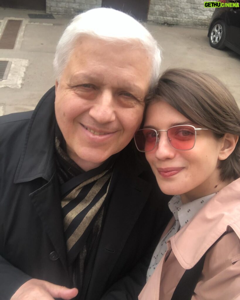 Anna Chipovskaya Instagram - Боже, папа, ты родился, когда по Старому Арбату ходили трамваи. А это было ещё до Куликовской битвы. С днём рождения, мой любимый и самый юный человек, которого я знаю. #80 ❤️‍🔥