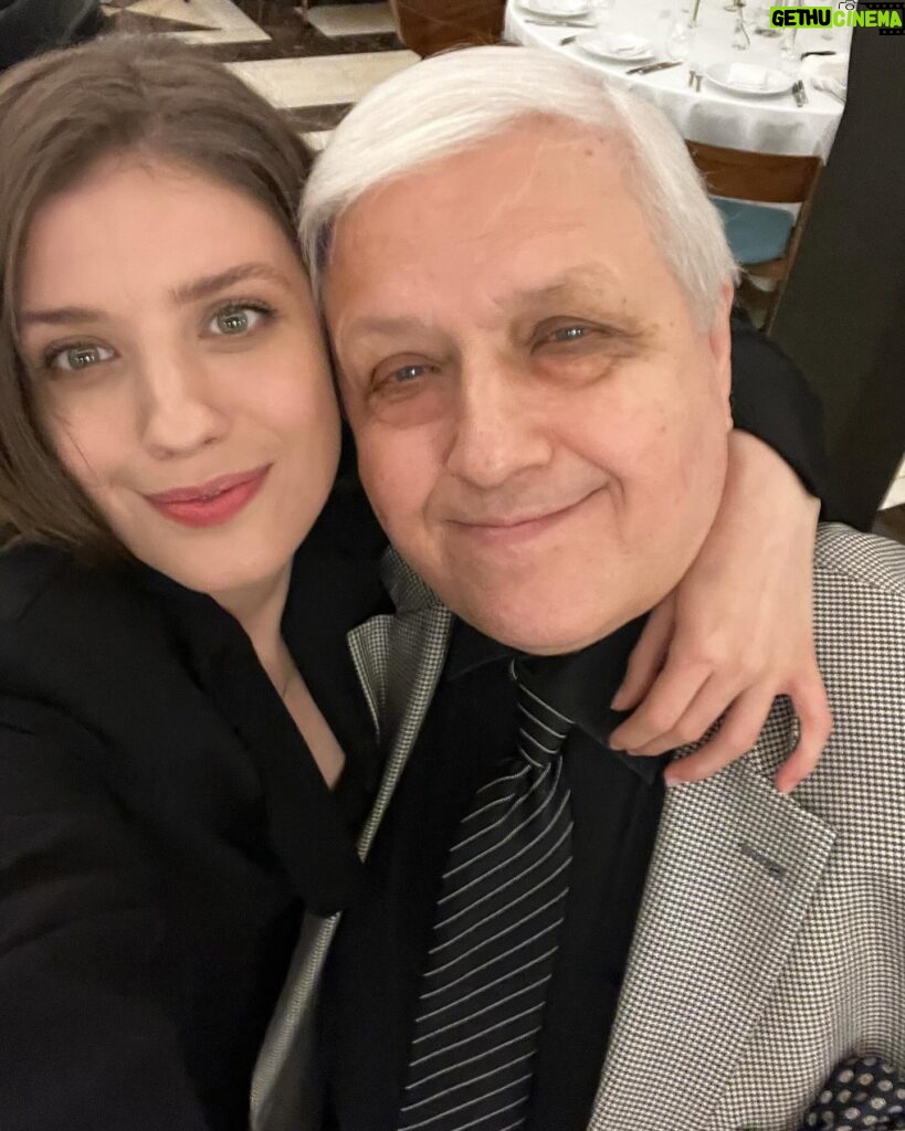 Anna Chipovskaya Instagram - Боже, папа, ты родился, когда по Старому Арбату ходили трамваи. А это было ещё до Куликовской битвы. С днём рождения, мой любимый и самый юный человек, которого я знаю. #80 ❤️‍🔥