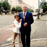 Anna Chipovskaya Instagram – Боже, папа, ты родился, когда по Старому Арбату ходили трамваи. А это было ещё до Куликовской битвы. С днём рождения, мой любимый и самый юный человек, которого я знаю.

#80 ❤️‍🔥