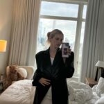Anna Collins Instagram - 🖤 🙂‍↕️