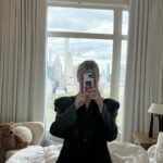 Anna Collins Instagram - 🖤 🙂‍↕️