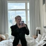 Anna Collins Instagram - 🖤 🙂‍↕️