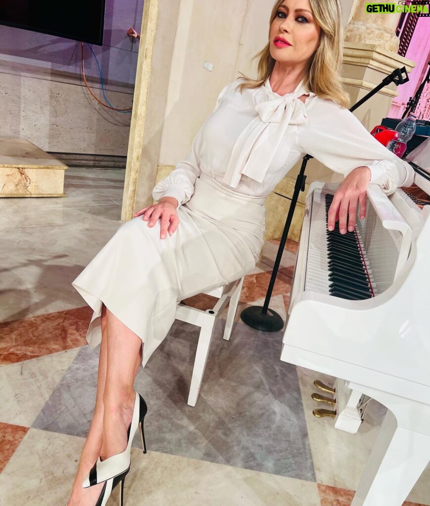 Anna Falchi Instagram - Con eleganza, tanta arroganza. Lo ammetto. Lo sono ma non solo. Vi piace la « dama bianca »? @chiarabonilapetiterobe @cavallini_shop Pic by @digitalsauro