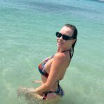 Anna Falchi Instagram - Today I’m Sarri … chi vuol capire capisca. Mi godo il bel mare della Puglia, che tanto mi ha dato in questi anni. E andiamo avanti @lidobacinogrande Pic by @digitalsauro
