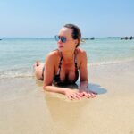 Anna Falchi Instagram - Today I’m Sarri … chi vuol capire capisca. Mi godo il bel mare della Puglia, che tanto mi ha dato in questi anni. E andiamo avanti @lidobacinogrande Pic by @digitalsauro