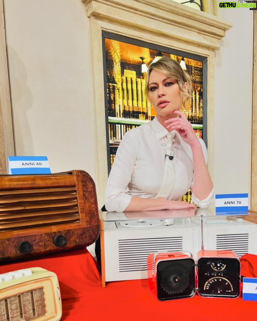 Anna Falchi Instagram - Cent’anni dalla nascita della radio italiana. Il 6 ottobre 1924 il primo annuncio che ha fatto la storia! #giornatamondialedellaradio @larocca.gina Pic by @danieleabbafashion