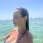Anna Falchi Instagram - Il mio sguardo sempre verso nuovi orizzonti. Che incontri mari, terre, occhi … ho l’entusiasmo e l’incoscienza che solo i coraggiosi hanno… #onlythebrave #orizzonti #pensierodelgiorno