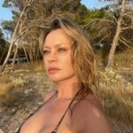 Anna Falchi Instagram - Il mio sguardo sempre verso nuovi orizzonti. Che incontri mari, terre, occhi … ho l’entusiasmo e l’incoscienza che solo i coraggiosi hanno… #onlythebrave #orizzonti #pensierodelgiorno