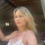Anna Falchi Instagram - Il mio sguardo sempre verso nuovi orizzonti. Che incontri mari, terre, occhi … ho l’entusiasmo e l’incoscienza che solo i coraggiosi hanno… #onlythebrave #orizzonti #pensierodelgiorno