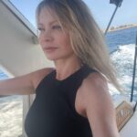 Anna Falchi Instagram - Il mio sguardo sempre verso nuovi orizzonti. Che incontri mari, terre, occhi … ho l’entusiasmo e l’incoscienza che solo i coraggiosi hanno… #onlythebrave #orizzonti #pensierodelgiorno