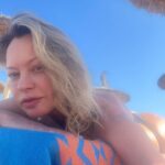 Anna Falchi Instagram - Ciao fol💙lovers! Ho deciso di passare i miei momenti liberi, in libertà,a contatto con la natura e in naturalezza, così come mi vedete. E ricordate.Nessuno è perfetto… #nature #pensierodelgiorno #libertà #isla