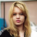 Anna Falchi Instagram - Quando stai nella tua terra può succedere di avere delle “botte” di malinconia. Rovistando tra le scatole dei ricordi mi è apparsa questa foto. Io a 17 anni, partivo dalla Romagna con una valigia piena di sogni(avverati) e speranze( esaudite). Tra alti e bassi sono ancora qui a ripensare a tutto quello che ho vissuto e che dire se non… “Quant'è bella giovinezza, che si fugge tuttavia! chi vuol esser lieto, sia: di doman non c'è certezza” Di sicuro, il mio passato…. #fotodantan #annafalchi