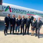 Anna Falchi Instagram - Ho scoperto una compagnia aerea fantastica. Io viaggio italiano. Puntuali, gentili e disponibili e amano anche gli animali. Non solo falchi e aquile… @aero.italia @gianluca_sanna @efigiua Pic by @digitalsauro