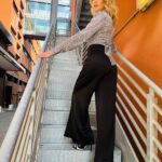 Anna Falchi Instagram – Si ritorna sulle scale con un raggio di ☀️ @chiarabonilapetiterobe @aliceandolivia @cavallini_shop @larocca.gina @digitalsauro