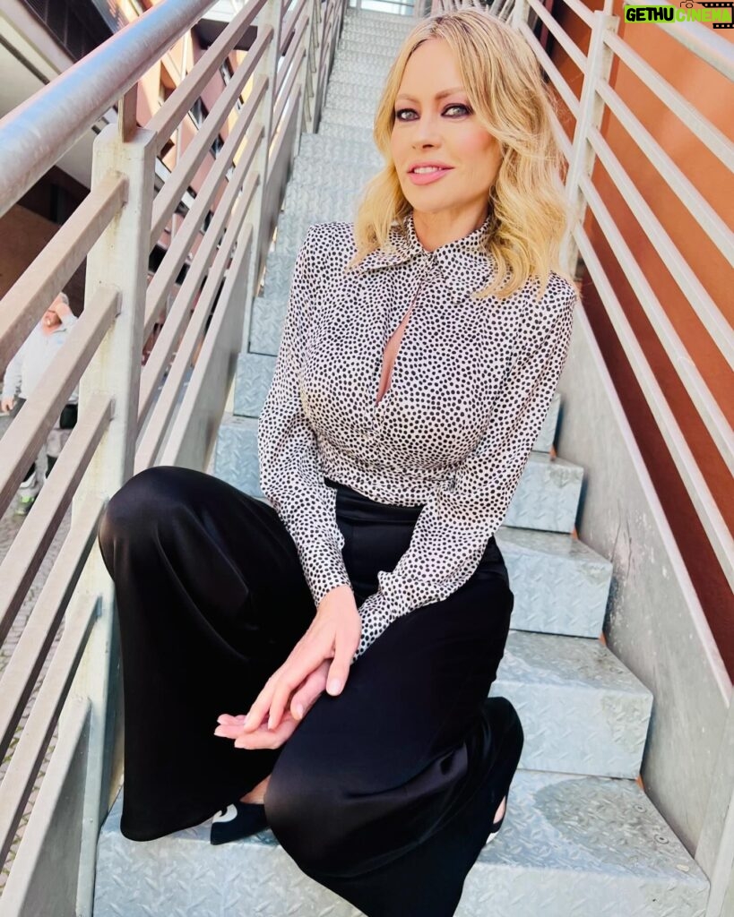 Anna Falchi Instagram - Si ritorna sulle scale con un raggio di ☀️ @chiarabonilapetiterobe @aliceandolivia @cavallini_shop @larocca.gina @digitalsauro