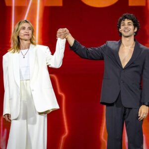 Anna Foglietta Instagram - Questa sera su @rai1official io e @massicaiazzo interpreteremo un pezzo scritto da noi sulla violenza digitale. Abbiamo ricevuto il supporto della polizia postale che ci ha fornito stralci di chat VERE dove si evidenzia la modalità ricorrente nelle dinamiche di coppia tra uomini e donne. Una modalità manipolatoria, di controllo mascherato da accudimento, di possesso mascherato da amore. Tutte le donne che riconosceranno nelle nostre parole dei punti di contatto con le storie che stanno vivendo DEVONO prestarci attenzione. Non DEVONO SOTTOVALUTARLE. Grazie a @unanessunacentomila_fondazione per aver realizzato questo miracolo di concerto finalizzato alla raccolta di fondi da destinare ai centri anti violenza. Grazie a @fiorellamannoia la nostra eroina che con passione, coraggio ed entusiasmo ha coinvolto tantissimi artisti straordinari e generosi. Grazie a tutte le persone che sono accorse per sostenere la causa. Grazie a @friendsandpartners per la bestiale organizzazione. 

GEAZIE A TUTTI I TELESPETTATORI CHE DONERANNO AL ➡️ 45580