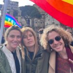 Anna Foglietta Instagram - Ragionare sul concetto di pace oggi è fondamentale. La pace non è una parola buonista con un senso relativo. La pace si conquista aggiungendo ogni giorno un mattone, per costruire un pensiero sul senso dell’essere umani. Essere umani non solo per se stessi, ma soprattutto in senso sociale, per guardare al benessere degli altri ancor prima del proprio. La pace non può permettersi passi indietro, ma solo passi in avanti. Ieri alla manifestazione a favore del popolo palestinese eravamo in tanti, ma non abbastanza. La voce che deve levarsi a favore dei diritti fondamentali a tutela soprattutto della vita degli individui dovrebbe far tremare i muri, invece sposta a malapena le foglie e questo mi fa male. C’è una marea di gente, bambini in primis, che necessitano di cure primarie. Bambini che avranno traumi enormi con cui condividere le loro miserabili esistenze. Se ci preoccupiamo solo dell’oggi siamo degli stolti..i bambini che restano cresceranno e saranno menomati del sogno per tutta la vita. E io questo non riesco proprio a concepirlo. GIVE PEACE A CHANCE . . . @everychildismychildets #ceasefirenow