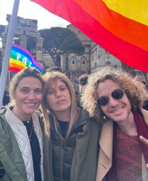 Anna Foglietta Instagram - Ragionare sul concetto di pace oggi è fondamentale. La pace non è una parola buonista con un senso relativo. La pace si conquista aggiungendo ogni giorno un mattone, per costruire un pensiero sul senso dell’essere umani. Essere umani non solo per se stessi, ma soprattutto in senso sociale, per guardare al benessere degli altri ancor prima del proprio. La pace non può permettersi passi indietro, ma solo passi in avanti. Ieri alla manifestazione a favore del popolo palestinese eravamo in tanti, ma non abbastanza. La voce che deve levarsi a favore dei diritti fondamentali a tutela soprattutto della vita degli individui dovrebbe far tremare i muri, invece sposta a malapena le foglie e questo mi fa male. C’è una marea di gente, bambini in primis, che necessitano di cure primarie. Bambini che avranno traumi enormi con cui condividere le loro miserabili esistenze. Se ci preoccupiamo solo dell’oggi siamo degli stolti..i bambini che restano cresceranno e saranno menomati del sogno per tutta la vita. E io questo non riesco proprio a concepirlo. 
GIVE PEACE A CHANCE 
.
.
.
@everychildismychildets #ceasefirenow