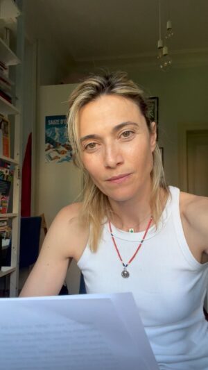 Anna Foglietta Instagram - Ho conosciuto un gruppo di bambini e bambine provenienti da Gaza. Ho ascoltato le loro storie attraverso le parole delle loro madri, nonne e zie e ho deciso di raccontarle, chiedendogli ovviamente l’autorizzazione.

La normalizzazione della guerra fa dimenticare che dietro ogni vittima c’erano sogni e desideri..gioie e dolori..pranzi e cene..feste e amici..fiori e regali..

Dietro ogni vittima ci siamo noi e scegliere di stare dalla parte giusta della storia è un nostro preciso dovere. 

Grazie a tutte le persone che contribuiscono a rendere la vita di questi bambin* serene. C’è una quantità di gente per bene al mondo che ha a cuore le vite degli altri, che rinfranca nei momenti faticosi. Ci sono moltissime donne e uomini che fanno rete e provvedono alle necessità di chi ne ha bisogno. Loro sono i nostri eroi. I nostri punti di riferimento. 
L’umanità salva che salva. 

A VOI TUTTI VA IL MIO PIÙ SINCERO RINGRAZIAMENTO. 

@everychildismychildets 
Ogni bambino è il nostro bambino.