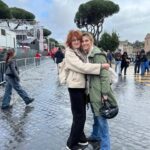 Anna Foglietta Instagram - Ragionare sul concetto di pace oggi è fondamentale. La pace non è una parola buonista con un senso relativo. La pace si conquista aggiungendo ogni giorno un mattone, per costruire un pensiero sul senso dell’essere umani. Essere umani non solo per se stessi, ma soprattutto in senso sociale, per guardare al benessere degli altri ancor prima del proprio. La pace non può permettersi passi indietro, ma solo passi in avanti. Ieri alla manifestazione a favore del popolo palestinese eravamo in tanti, ma non abbastanza. La voce che deve levarsi a favore dei diritti fondamentali a tutela soprattutto della vita degli individui dovrebbe far tremare i muri, invece sposta a malapena le foglie e questo mi fa male. C’è una marea di gente, bambini in primis, che necessitano di cure primarie. Bambini che avranno traumi enormi con cui condividere le loro miserabili esistenze. Se ci preoccupiamo solo dell’oggi siamo degli stolti..i bambini che restano cresceranno e saranno menomati del sogno per tutta la vita. E io questo non riesco proprio a concepirlo. GIVE PEACE A CHANCE . . . @everychildismychildets #ceasefirenow