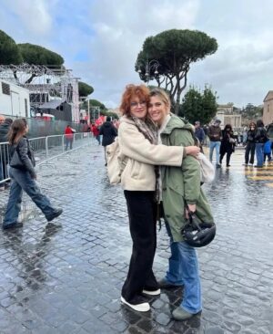Anna Foglietta Instagram - Ragionare sul concetto di pace oggi è fondamentale. La pace non è una parola buonista con un senso relativo. La pace si conquista aggiungendo ogni giorno un mattone, per costruire un pensiero sul senso dell’essere umani. Essere umani non solo per se stessi, ma soprattutto in senso sociale, per guardare al benessere degli altri ancor prima del proprio. La pace non può permettersi passi indietro, ma solo passi in avanti. Ieri alla manifestazione a favore del popolo palestinese eravamo in tanti, ma non abbastanza. La voce che deve levarsi a favore dei diritti fondamentali a tutela soprattutto della vita degli individui dovrebbe far tremare i muri, invece sposta a malapena le foglie e questo mi fa male. C’è una marea di gente, bambini in primis, che necessitano di cure primarie. Bambini che avranno traumi enormi con cui condividere le loro miserabili esistenze. Se ci preoccupiamo solo dell’oggi siamo degli stolti..i bambini che restano cresceranno e saranno menomati del sogno per tutta la vita. E io questo non riesco proprio a concepirlo. 
GIVE PEACE A CHANCE 
.
.
.
@everychildismychildets #ceasefirenow