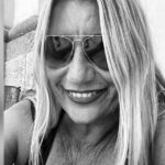 Anna Foglietta Instagram - Mi ci è voluta una settimana per trovare il coraggio di pubblicare un pensiero su di te FANTASTICA Barbara.. Non è per niente facile saperti altrove, accolta tra le braccia di chissà quanta altra gente incredibile. Tu avevi questa straordinaria capacità di accogliere tutti, di metterli a loro agio, di farli serenamente parlare..ascoltavi, con gli occhi di una bambina, col sorriso più puro del mondo, sempre pronta a cercare soluzioni.. e le trovavi. Hai portato luce e speranza anche alla fine di tutto, nel letto di un ospedale, illudendoci che avresti anche potuto farcela, nonostante sapessimo perfettamente la gravità della situazione. Sarà letteralmente impossibile dimenticarti, perché la tua energia e voglia di vivere invadevano lo spazio, arrivavano prima della tua presenza. La tua risata rimbomba ancora nelle orecchie e la tua voce suona nonostante il silenzio. Hai avuto accanto tutto l’amore del mondo, fatto di persone per bene che hanno accantonato tutto per farti stare serena. Sei stata accompagnata con dignità e rispetto al tuo ultimo respiro ed è un piccolo magro conforto sapere che comunque non sei mai stata sola. Con la tua bellezza hai creato una nuova famiglia fatta di persone anche distanti apparentemente, ma che hanno trovato in te il minimo comun denominatore delle cose che contano nella vita .. e in cima c’è l’amore. Quell’amore che ti prende per mano e non ti fa sentire solo mai, che ti insegna a contare sugli altri, che ti accudisce quando ti sentì perso.. quell’amore che si chiama famiglia e amicizia.. senza questo tuo ulteriore insegnamento oggi saremmo molto più tristi.. ti porterò nel cuore forever and ever dolcissima Barbara..su qualsiasi palcoscenico salirai con me e sarà bello. Ti sento vicina.. grazie per tutto bellezza rara @barbara_paolone 🤍❤️💜💛💚💙🤎