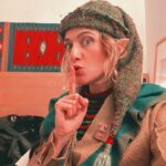 Anna Foglietta Instagram - Su Amazon Prime c’è Elf Me e in tanti lo state vedendo. È un film caldo, nonostante mostri il freddo delle montagne innevate. È dolcissimo, nonostante rappresenti anche la malvagità dell’avidità. Mettetevi comodi sul divano, con plaid e cioccolata, e fatevi trasportare nel magico mondo degli elfi pasticcioni e dei balocchi artigianali. Troverete tanti riferimenti al cinema degli anni ‘80 e sarà divertente scoprirlo. . . . Qui trovate una serie di foto di backstage che ho voluto condividere con voi per mostrarvi la divertente ricerca di questo buffo e irresistibile personaggio, Ivana, una mamma che cerca di fare tutto il possibile per rendere felice suo figlio, soprattutto in occasione del Natale, e che fa i conti con la fallibilità del suo ruolo genitoriale, senza mai rinunciare al sogno e alla magia dell’esistere. . . . #elfme @amazonprime @luckyred @goonfilms.co @younutsprod