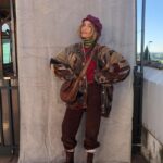 Anna Foglietta Instagram - Su Amazon Prime c’è Elf Me e in tanti lo state vedendo. È un film caldo, nonostante mostri il freddo delle montagne innevate. È dolcissimo, nonostante rappresenti anche la malvagità dell’avidità. Mettetevi comodi sul divano, con plaid e cioccolata, e fatevi trasportare nel magico mondo degli elfi pasticcioni e dei balocchi artigianali. Troverete tanti riferimenti al cinema degli anni ‘80 e sarà divertente scoprirlo. . . . Qui trovate una serie di foto di backstage che ho voluto condividere con voi per mostrarvi la divertente ricerca di questo buffo e irresistibile personaggio, Ivana, una mamma che cerca di fare tutto il possibile per rendere felice suo figlio, soprattutto in occasione del Natale, e che fa i conti con la fallibilità del suo ruolo genitoriale, senza mai rinunciare al sogno e alla magia dell’esistere. . . . #elfme @amazonprime @luckyred @goonfilms.co @younutsprod