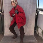 Anna Foglietta Instagram - Su Amazon Prime c’è Elf Me e in tanti lo state vedendo. È un film caldo, nonostante mostri il freddo delle montagne innevate. È dolcissimo, nonostante rappresenti anche la malvagità dell’avidità. Mettetevi comodi sul divano, con plaid e cioccolata, e fatevi trasportare nel magico mondo degli elfi pasticcioni e dei balocchi artigianali. Troverete tanti riferimenti al cinema degli anni ‘80 e sarà divertente scoprirlo. . . . Qui trovate una serie di foto di backstage che ho voluto condividere con voi per mostrarvi la divertente ricerca di questo buffo e irresistibile personaggio, Ivana, una mamma che cerca di fare tutto il possibile per rendere felice suo figlio, soprattutto in occasione del Natale, e che fa i conti con la fallibilità del suo ruolo genitoriale, senza mai rinunciare al sogno e alla magia dell’esistere. . . . #elfme @amazonprime @luckyred @goonfilms.co @younutsprod