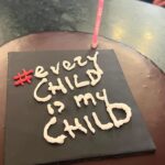Anna Foglietta Instagram - Oggi celebriamo 7 anni di @everychildismychildets ❤️Grazie per averci accompagnato in questo percorso. Abbiamo scelto di dedicare tempo, talento e il nostro peso mediatico a questa causa. Ideiamo e promuoviamo attività, iniziative ed eventi volti a finanziare progetti a favore dell’infanzia. Il nostro obiettivo è fare qualcosa di concreto per quei bambini costretti a vivere in situazioni di profondo disagio a causa di guerre, calamità, povertà, emarginazione e malattie. In Every Child Is My Child, accogliamo tutte le persone che condividono l’idea che ogni bambino meriti le stesse attenzioni e opportunità, indipendentemente dalla propria nazionalità o condizione sociale. Ogni bambino è il nostro bambino, soprattutto là dove il rischio di soffrire a causa di adulti irresponsabili è più elevato. GRAZIE❤️ Grazie Associazione Via Condotti, Antico Caffè Greco e @alicenellacitta Foto di @lucadammicco